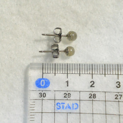 （１点もの）小粒ラブラドライトのスタッドピアス（4mm・チタンポスト） 5枚目の画像