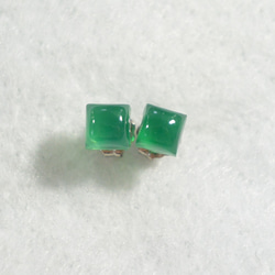 綠瑪瑙耳環（5mm 方形鈦柱） 第4張的照片
