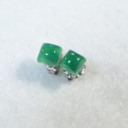 綠瑪瑙耳環（5mm 方形鈦柱） 第5張的照片
