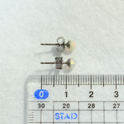 （1件）珍貴的蛋白石耳釘穿孔（4毫米，鈦制柱） 第5張的照片