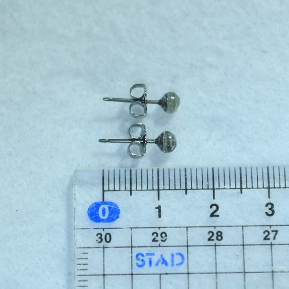 （1件）拉長石，玫瑰金耳釘，4毫米（鈦柱） 第5張的照片