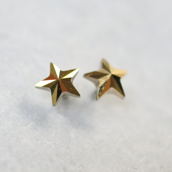 スワロ・金の星のピアス（レア・5mm・クリスタルオーラム・チタンポスト） 1枚目の画像