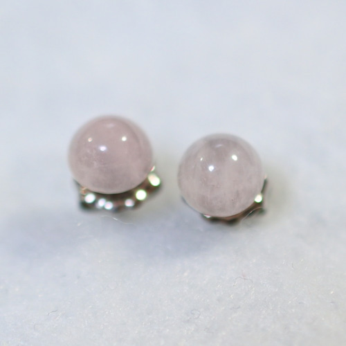 ローズクオーツのスタッドピアス（6mm・チタンポスト） ピアス