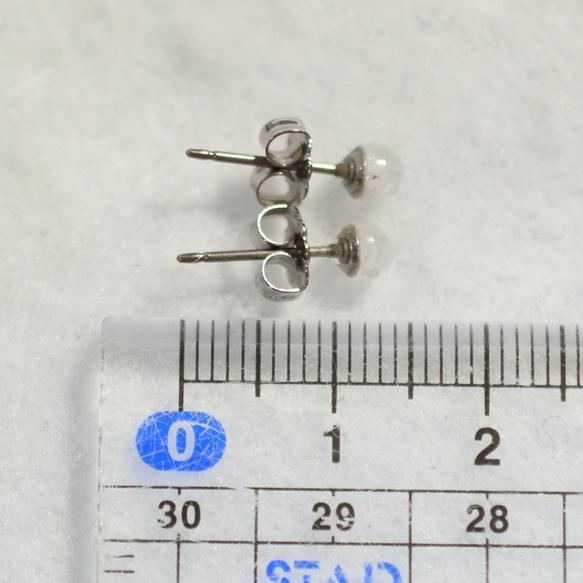 （一種銷售）彩虹月光石，玫瑰切割耳釘，4毫米（鈦金屬柱） 第5張的照片