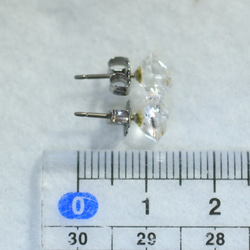 （1点もの）ハーキマーダイヤモンドのスタッドピアス・M（チタンポスト） 5枚目の画像