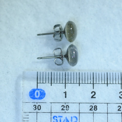 （１点もの）ラブラドライトのスタッドピアス・8mm（チタンポスト） 5枚目の画像