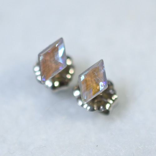 スワロフスキー・ダイヤモンドシェイプの一粒ピアス（セレーングレー