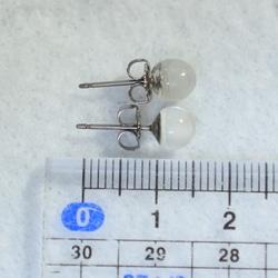 （1件）白色月光石耳釘（6毫米，鈦金屬柱） 第5張的照片