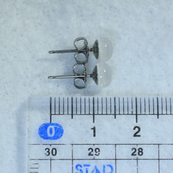 (1 件) 寶藍色月光石耳釘（6 毫米，鈦金屬柱） 第5張的照片