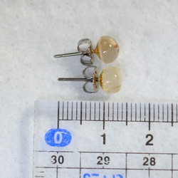 （1件）金色金紅石石英耳釘（6毫米，鈦金屬柱） 第5張的照片