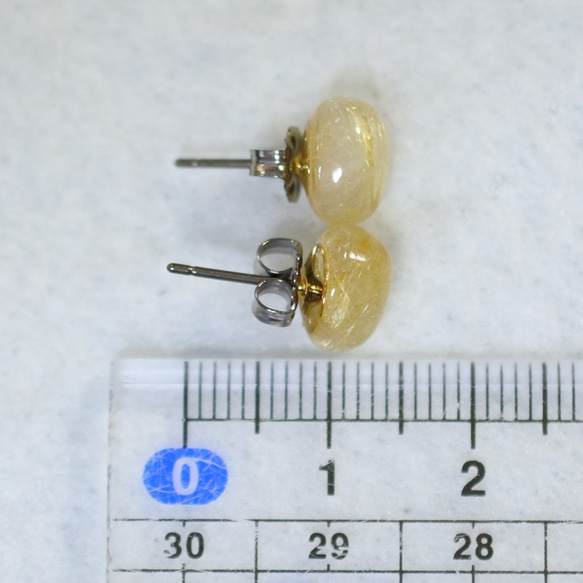 （1 件）金色金紅石石英耳釘（9 x 7 毫米，鈦柱） 第5張的照片