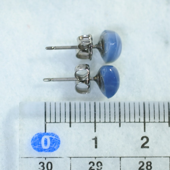 (1 件) 藍色蛋白石耳釘（7 毫米三角形鈦柱） 第5張的照片
