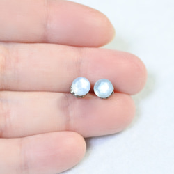 (1 件) 白色貝殼和天藍色托帕石耳釘（6 毫米，鈦柱） 第4張的照片