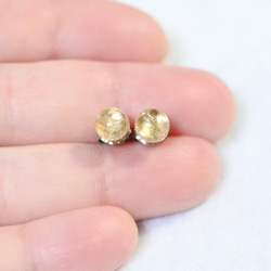 （1 件）金色金紅石石英耳釘（6 毫米，鈦柱） 第4張的照片