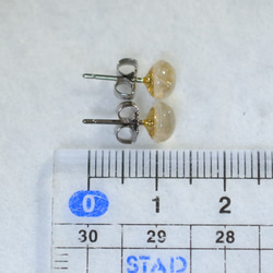 （1 件）金色金紅石石英耳釘（6 毫米，鈦柱） 第5張的照片