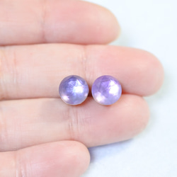 (1 件) 白色貝殼和紫水晶耳釘（8 毫米，鈦柱） 第4張的照片