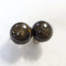 金色黑曜石耳環（8 毫米，鈦耳環） 第1張的照片
