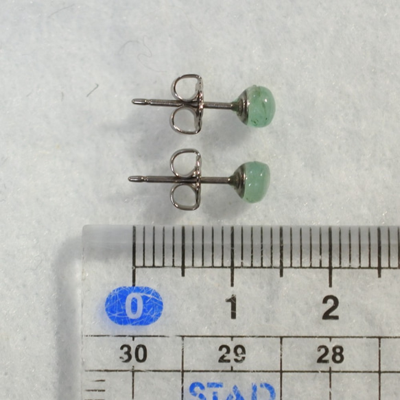（1 件）翡翠耳釘（4 毫米，鈦柱） 第5張的照片