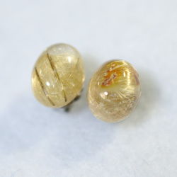 （1 件）金色金紅石石英耳釘（9 x 7 毫米，鈦柱） 第2張的照片