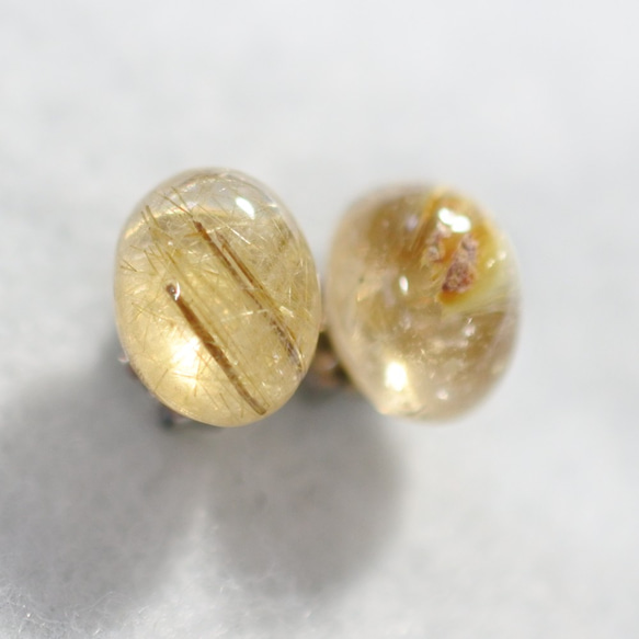 （1 件）金色金紅石石英耳釘（9 x 7 毫米，鈦柱） 第3張的照片
