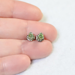 （１点もの）エメラルドのスタッドピアス（5×3mm・チタンポスト） 4枚目の画像