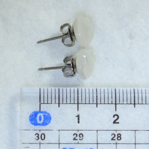 (1 件) 白色月光石玫瑰式切割耳環（8 毫米，鈦柱） 第5張的照片