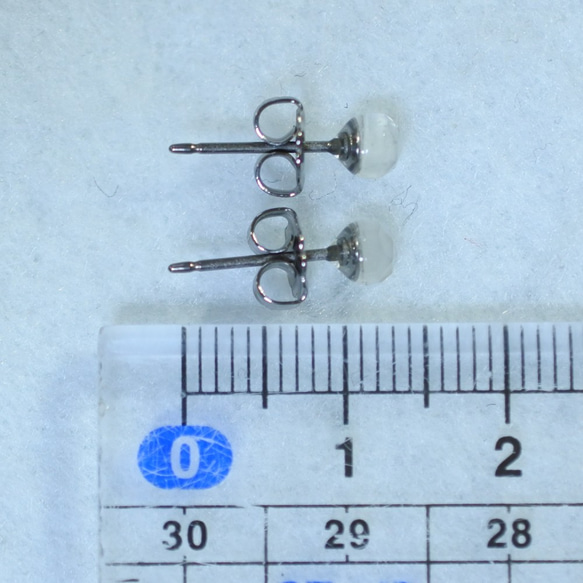 (1 件) 白色月光石，玫瑰形切割耳釘，4 毫米（鈦柱） 第5張的照片