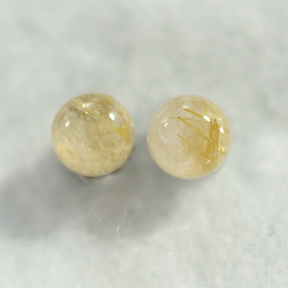 （1 件）金色金紅石石英耳釘（6 毫米，鈦柱） 第2張的照片