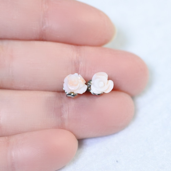 （1 件）這款珊瑚小玫瑰耳釘（約 5 毫米，鈦柱） 第4張的照片
