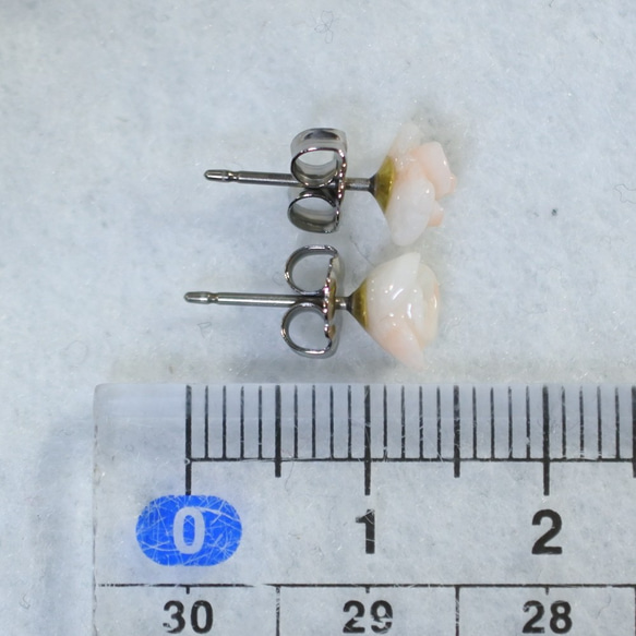 （1 件）這款珊瑚小玫瑰耳釘（約 5 毫米，鈦柱） 第5張的照片
