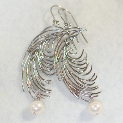 鈦金耳環、銀羽毛和淡水珍珠組合 第2張的照片