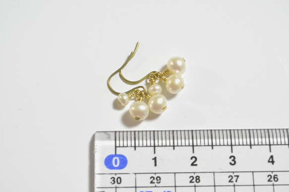 金鈦耳環，小珍珠花束 第5張的照片