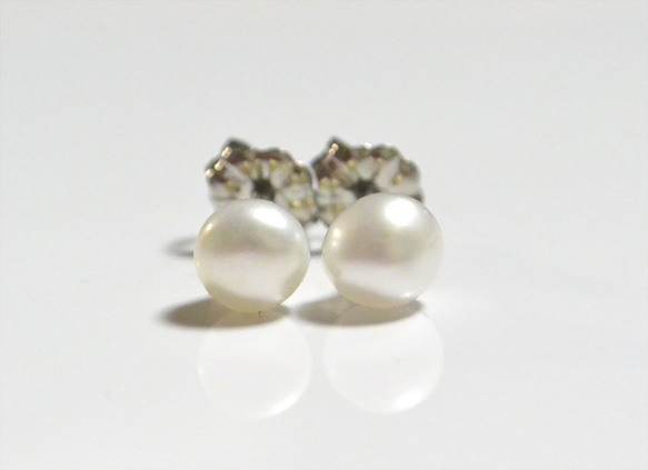 淡水珍珠耳環（小號，5mm，鈦柱） 第1張的照片