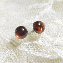 莫桑比克石榴石耳釘（5 毫米，鈦柱） 第1張的照片