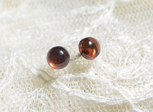 莫桑比克石榴石耳釘（5 毫米，鈦柱） 第1張的照片