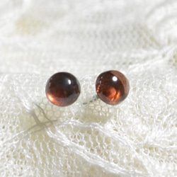 莫桑比克石榴石耳釘（5 毫米，鈦柱） 第2張的照片