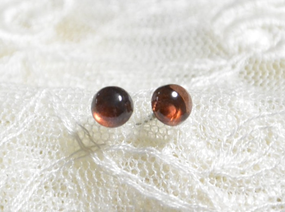 莫桑比克石榴石耳釘（5 毫米，鈦柱） 第2張的照片