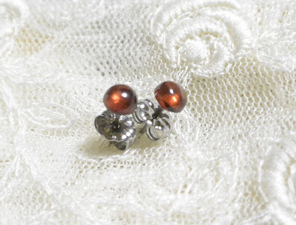 莫桑比克石榴石耳釘（5 毫米，鈦柱） 第3張的照片