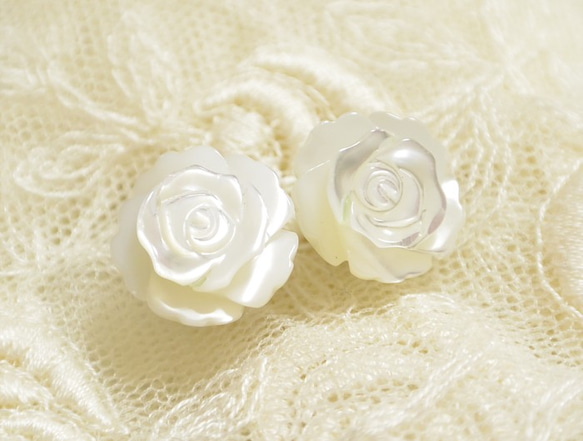 白玫瑰單耳環（12mm，鈦柱） 第2張的照片