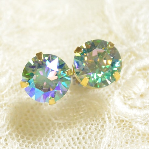 スワロフスキー・レアカラーチャトンのピアス（クリソライトシマー