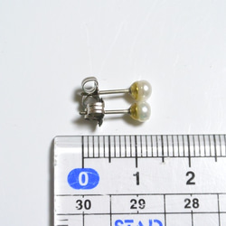 小粒淡水パールのスタッドピアス（4mm・チタンポスト） 5枚目の画像