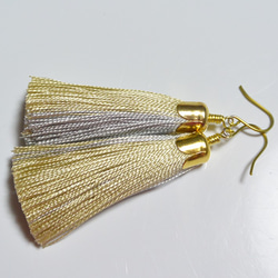 絲綢流蘇耳環，金×銀（金鈦鉤） 第3張的照片