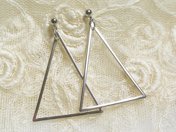 三角耳環（銀鈦柱） 第2張的照片