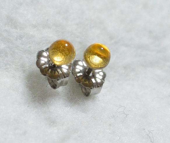 小黃水晶耳釘（4毫米·鈦柱） 第1張的照片