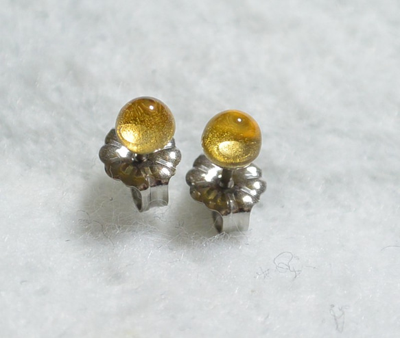 小粒シトリンのスタッドピアス（4mm・チタンポスト） 2枚目の画像