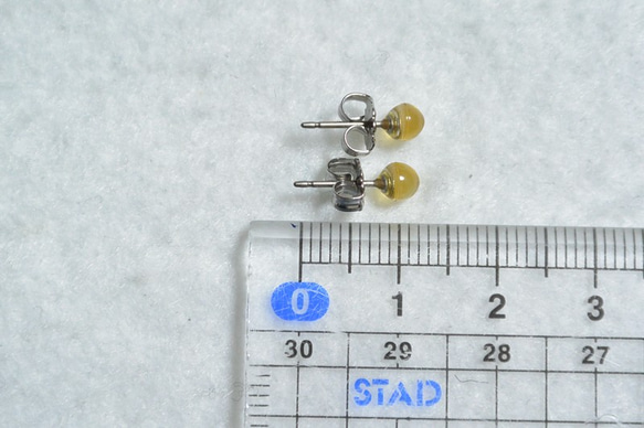 小粒シトリンのスタッドピアス（4mm・チタンポスト） 5枚目の画像