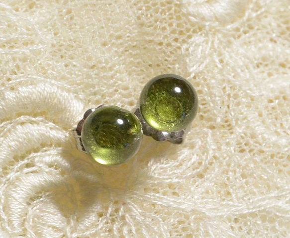 橄欖石耳釘（6 毫米，鈦耳釘） 第3張的照片