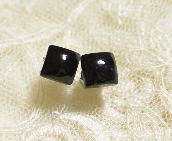 方形黑瑪瑙耳釘（6毫米，鈦金屬耳針） 第1張的照片