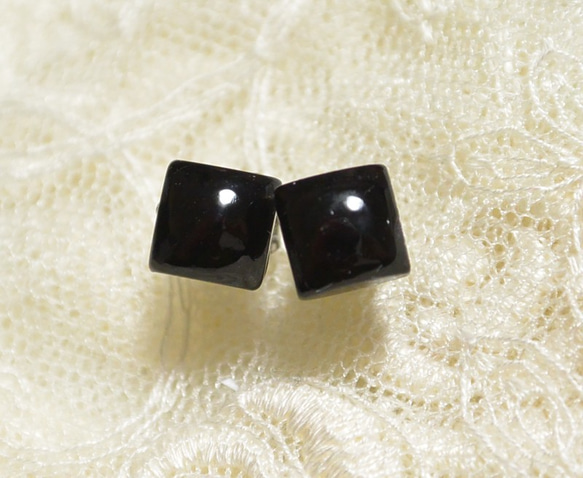 方形黑瑪瑙耳環（6 毫米，鈦耳環） 第2張的照片