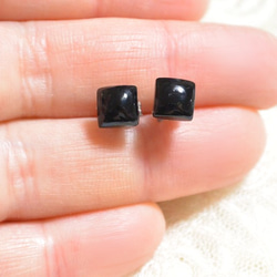 方形黑瑪瑙耳釘（6毫米，鈦金屬耳針） 第4張的照片